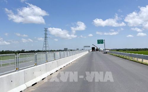 Lan can, lưới chống chói và hệ thống biển báo giao thông trên tuyến cao tốc Châu Đốc - Cần Thơ - Sóc Trăng, đoạn qua phường Vĩnh Tế, tỉnh An Giang đã được lắp đặt đồng bộ. Ảnh: Thanh Sang - TTXVN