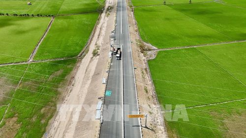 Đoạn cao tốc Châu Đốc - Cần Thơ - Sóc Trăng qua phường Vĩnh Tế, tỉnh An Giang cơ bản hoàn thành thảm nhựa mặt đường, lan can, biển báo giao thông và lưới chống chói. Ảnh: Thanh Sang - TTXVN