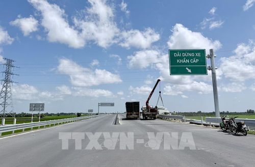 Nhà thầu đẩy nhanh lắp đặt lan can trên tuyến cao tốc Châu Đốc - Cần Thơ - Sóc Trăng nhằm bảo đảm tiến độ hoàn thiện dự án. Ảnh: Thanh Sang - TTXVN
