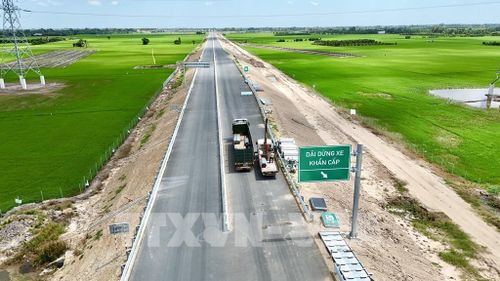 Biển báo chỉ dẫn “dải dừng xe khẩn cấp” đã được lắp đặt trên tuyến cao tốc Châu Đốc - Cần Thơ - Sóc Trăng, đoạn qua phường Vĩnh Tế, tỉnh An Giang. Ảnh: Thanh Sang - TTXVN