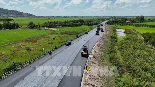 Nhà thầu khẩn trương thảm nhựa đường dẫn từ Quốc lộ 91 vào điểm đầu tuyến cao tốc Châu Đốc - Cần Thơ - Sóc Trăng, đoạn qua phường Vĩnh Tế, tỉnh An Giang. Ảnh: Thanh Sang - TTXVN