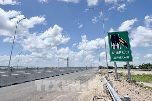 Biển báo chỉ dẫn “nhập làn” tại điểm đầu tuyến cao tốc Châu Đốc - Cần Thơ - Sóc Trăng, đoạn qua phường Vĩnh Tế, tỉnh An Giang đã được lắp đặt. Ảnh: Thanh Sang - TTXVN