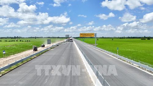 Đoạn cao tốc Châu Đốc - Cần Thơ - Sóc Trăng qua phường Vĩnh Tế, tỉnh An Giang đã hoàn thành thảm nhựa mặt đường, lắp đặt lan can, biển báo giao thông và lưới chống chói trên dải phân cách. Ảnh: Thanh Sang - TTXVN