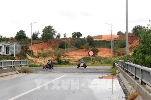 Phần mặt bằng thi công đường ĐT.719B đoạn Phan Thiết - Kê Gà vướng mỏ khai thác titan đã được tháo gỡ. Ảnh: Nguyễn Thanh - TTXVN