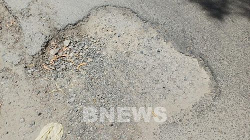 Tuyến đường có chiều dài khoảng 13km, chiều ngang khoảng trên 5m đã xuống cấp trầm trọng, toàn tuyến xuất hiện nhiều ổ voi, ổ gà, hai bên lề đường nhiều nơi xuất hiện sạt lở lớp thảm nhựa. Ảnh: Tuấn Phi-TTXVN