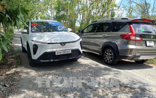 Tuyến đường nhỏ hẹp khiến 2 xe ô tô khó khăn khi di chuyển ngược chiều nhau. Ảnh: Tuấn Phi - TTXVN