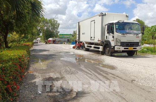 Tuyến đường từ trung tâm xã Đầm Dơi đến xã Tân Tiến có nhiều xe tải di chuyển nên nhanh chóng bị xuống cấp. Ảnh: Tuấn Phi - TTXVN