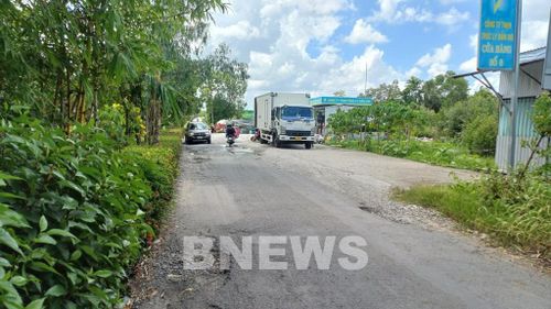 Tuyến đường từ trung tâm xã Đầm Dơi đến xã Tân Tiến đã xuống cấp gây khó khăn cho việc lưu thông, trao đổi mua bán hàng hóa của người dân địa phương. Ảnh: Tuấn Phi-TTXVN