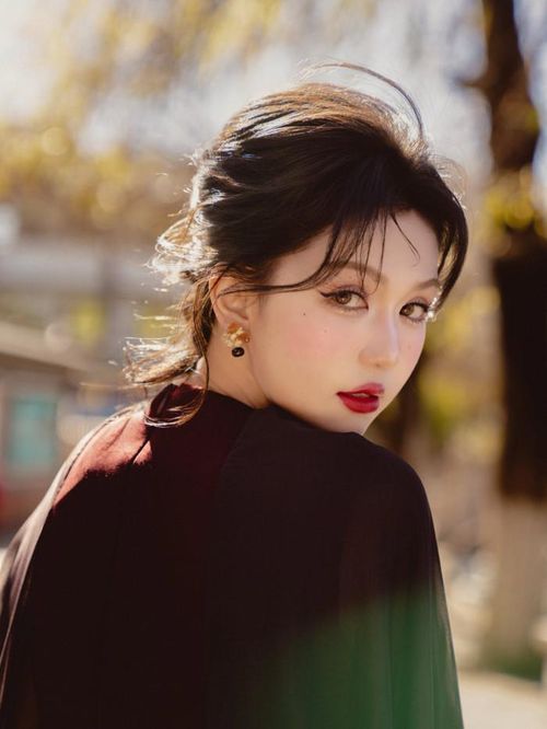 Ngọc Trinh mong muốn tìm một người bạn đời biết trân trọng gia đình và sẵn sàng đồng hành lâu dài. Ảnh: FBNV.