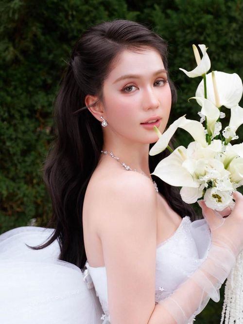 Người đẹp khẳng định không còn đặt nặng chuyện kết hôn, thay vào đó ưu tiên hành trình làm mẹ đúng thời điểm. Ảnh: FBNV.