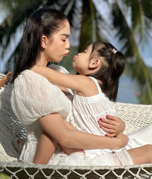 Tình cảm gắn bó giữa Ngọc Trinh và bé He được nữ người mẫu ví như mối quan hệ giữa mẹ và con gái. Ảnh: FBNV.