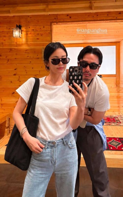 Song Hye Kyo thân thiết bên cộng sự là nhiếp ảnh gia.