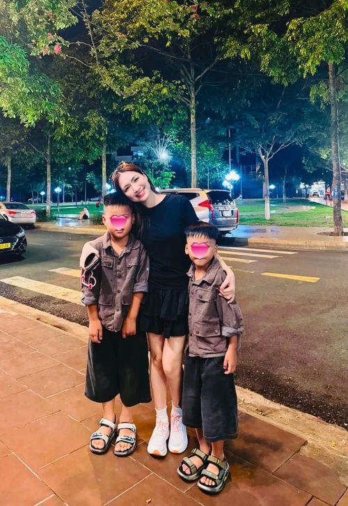Nhiều khán giả xúc động khi biết Hòa Minzy nhận nuôi, hỗ trợ 2 bé trai. (Ảnh từ Facebook Lì Em)