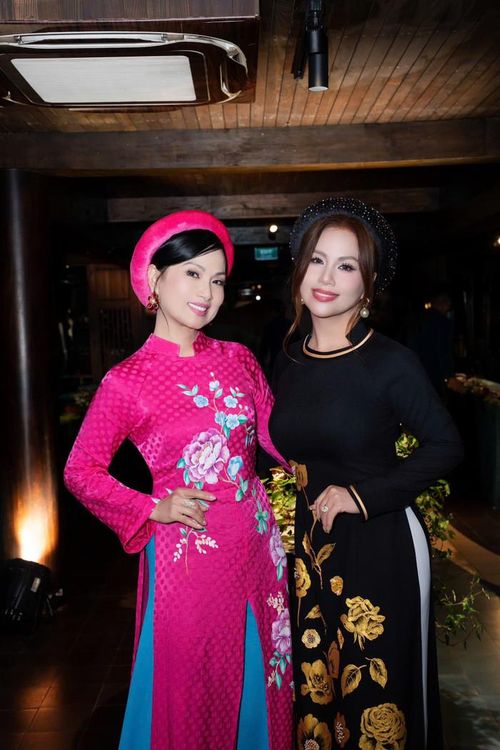 Hà Phương và Minh Tuyết trong tà áo dài khoe nét đẹp đằm thắm.