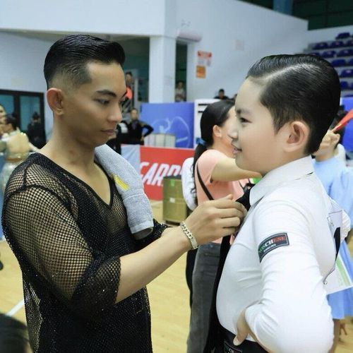 Đây không phải lần đầu tiên Phan Hiển chia sẻ về sự nghiêm khắc của mình trong việc dạy con. 