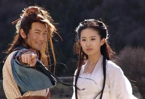Nếu nói về cặp đẹp nhất, nhiều khán giả sẽ nhắc đến Huỳnh Hiểu Minh và Lưu Diệc Phi. Với nhan sắc trong trẻo, Lưu Diệc Phi được phong danh hiệu "Thần tiên tỷ tỷ", trở thành một trong những Tiểu Long Nữ được yêu thích nhất lịch sử màn ảnh. Trong khi đó, Huỳnh Hiểu Minh mang đến hình ảnh Dương Quá mạnh mẽ, trưởng thành. Phiên bản do Trương Kỷ Trung sản xuất cũng là một trong những bản chuyển thể thành công nhất của Trung Quốc.
