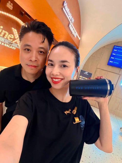 Bà xã Victor Vũ luôn đòng hành cùng chồng trong những dự án điện ảnh. Ảnh: FBNV