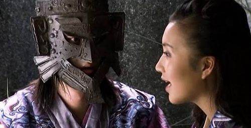 Du Thản Chi còn bị bỏng nặng khuôn mặt, phải mang mặt nạ sắt che kín dung mạo.