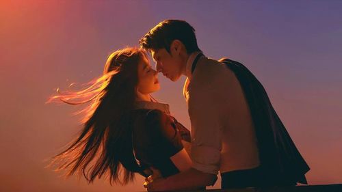 Tỏa Sáng Như Những Vì Sao mang đến màu sắc mới khi kết hợp yếu tố học đường, tâm lý và thể thao. Bộ phim do Ngu Thư Hân và Trần Tĩnh Khả đóng chính, lên sóng trên iQIYI từ đầu tháng 7. Nhân vật Lâm Vãn Tinh là một tiến sĩ tâm lý trở về quê làm giáo viên sau biến cố cuộc sống. Cô cùng huấn luyện viên Vương Pháp bắt tay xây dựng lại đội bóng đá học sinh đã tan rã, đồng thời giúp những đứa trẻ vượt qua rào cản tâm lý để theo đuổi ước mơ. Thông điệp tích cực cùng câu chuyện trưởng thành khiến bộ phim nhận được nhiều sự đồng cảm từ khán giả.