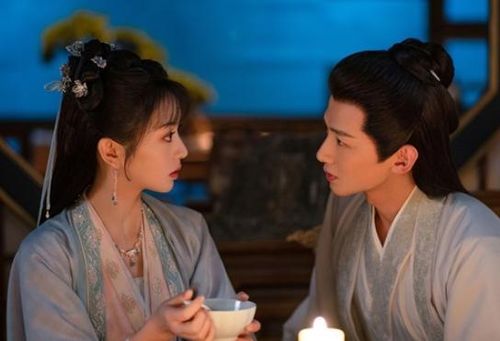 Lấy bối cảnh cổ trang nhưng bộ phim lại mang màu sắc hài hước, chữa lành. Chuyện tình giữa Doãn Tranh và Lý Vi phát triển từ cuộc hôn nhân sắp đặt thành sự thấu hiểu, đồng hành. Những bữa cơm gia đình, tình bạn và tình thân là điểm khiến khán giả nhiều lần xem lại.