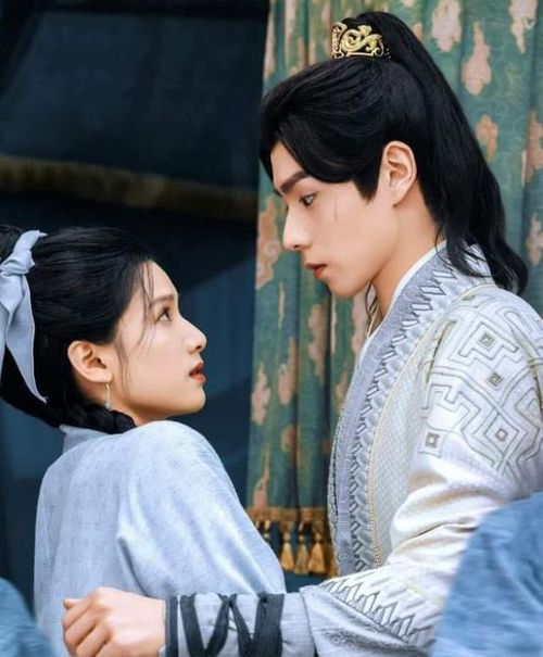Tích Hoa Chỉ ghi dấu nhờ câu chuyện gia tộc xen lẫn tình yêu nhẹ nhàng. Hồ Nhất Thiên và Trương Tịnh Nghi được khen có ngoại hình tương xứng, diễn xuất tự nhiên và mang đến cảm giác dễ chịu trong từng phân cảnh chung.