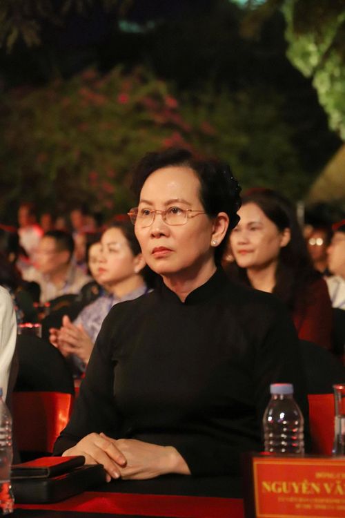 Bà Lê Thị Thủy, Ủy viên TƯ Đảng, Phó Chủ tịch Ủy ban Trung ương MTTQ Việt Nam, Chủ tịch Hội LLHPN Việt Nam, tham dự chương trình tại điểm cầu Công viên Lê Thị Riêng, TPHCM
