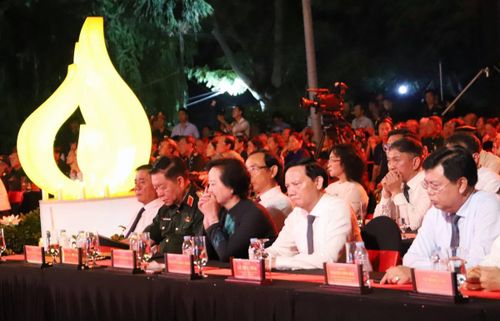 Bà Phạm Thị Thanh Trà, Phó Thủ tướng Chính phủ, Trưởng Ban Chỉ đạo 515 Quốc gia - và các đại biểu xúc động khi theo dõi chương trình tại điểm cầu ở Công viên Lê Thị Riêng, TPHCM