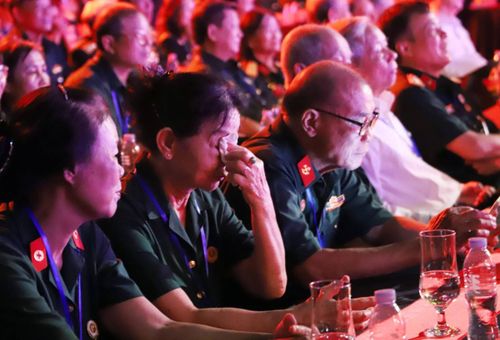 Nhiều người đã không cầm được nước mắt khi xem những thước phim chân thực và xúc động nhất về sự hy sinh vô giá của thế hệ cha anh.