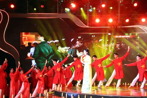 Chương trình còn có nhiều tiết mục nghệ thuật đặc sắc với sự tham gia của các nghệ sĩ, cựu chiến binh, thương binh, bệnh binh và những người lính đang trực tiếp làm nhiệm vụ.
