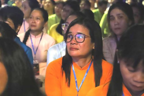 Hội viên phụ nữ tham dự chương trình tại điểm cầu Công viên Lê Thị Riêng không kìm được nước mắt vì xúc động.