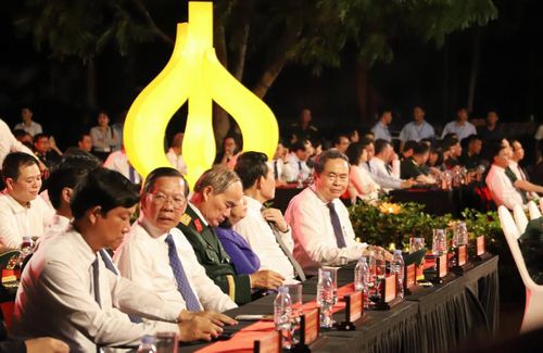 Dự chương trình tại điểm cầu Công viên Lê Thị Riêng có: Chủ tịch Quốc hội Trần Thanh Mẫn; Thường trực Ban Bí thư Trần Cẩm Tú; Chủ tịch Ủy ban Trung ương MTTQ Việt Nam Bùi Thị Minh Hoài; Đại tướng Nguyễn Trọng Nghĩa - Chủ nhiệm Tổng cục Chính trị Quân đội nhân dân Việt Nam; Bí thư Thành ủy TPHCM Trần Lưu Quang; Phó Thủ tướng Chính phủ Phạm Thị Thanh Trà...