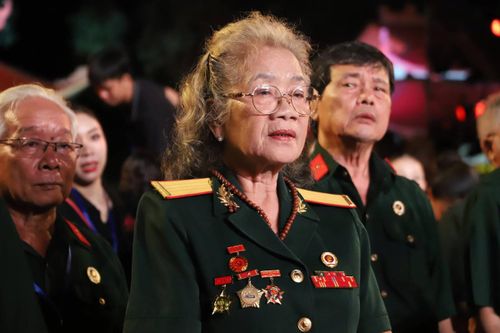 Lấy cảm hứng từ câu thơ nổi tiếng trong bài Núi Đôi của nhà thơ Vũ Cao: “Anh đi bộ đội sao trên mũ/ Mãi mãi là sao sáng dẫn đường”, chương trình khắc họa hình ảnh mỗi liệt sĩ như một vì sao, soi sáng hành trình trở về với quê hương, gia đình.
