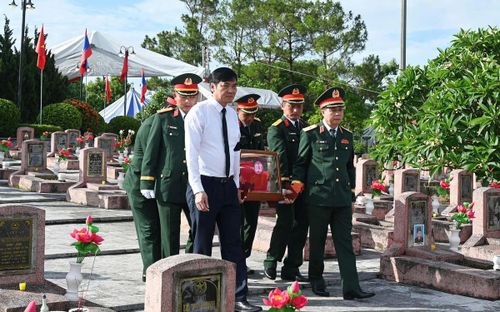 Thiếu tướng Lê Văn Trung, Phó Chính ủy - Trưởng ban Chỉ đạo về tìm kiếm, quy tập và xác định danh tính hài cốt liệt sĩ Quân khu 4, dự lễ truy điệu và an táng hài cốt liệt sĩ tại tỉnh Nghệ An