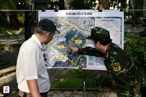 KTS Xuân Thắng chỉ vị trí cần khảo sát tại buổi thăm dò đầu tiên tại Công viên Văn hóa Lê Thị Riêng ngày 156. Ảnh: Hoài Bảo