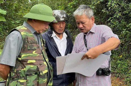 Ông Nguyễn Xuân Thắng (bìa phải) trong lần tham gia tìm kiếm liệt sĩ ở An Hòa, tỉnh Quảng Nam (cũ). Ảnh: NVCC