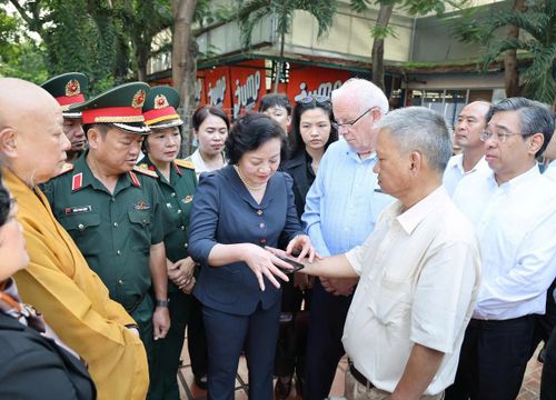 Phó Thủ tướng Phạm Thị Thanh Trà trao đổi với KTS Nguyễn Xuân Thắng và nhóm nghiên cứu hỗn hợp Việt Nam - Hoa Kỳ, nhân chứng phục vụ công tác tìm kiếm, quy tập hài cốt liệt sĩ. Ảnh VGP/Thu Giang