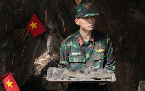 Chiến sĩ thực hiện nhiệm vụ tìm kiếm, quy tập hài cốt liệt sĩ tại Công viên Lê Thị Riêng Ảnh: Minh Tuấn