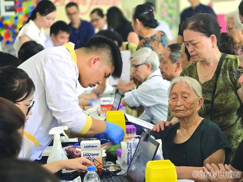 Qua rà soát, phường Cửa Nam (Hà Nội) xác định có 141 trường hợp thân nhân liệt sĩ thuộc diện lấy mẫu sinh phẩm ADN trong đợt cao điểm - Ảnh: Hà Đương