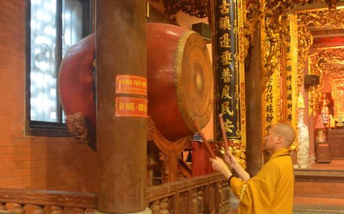 Nghi thức thỉnh chuông, trống tại Chùa Thành (phường Lương Văn Tri, tỉnh Lạng Sơn). Ảnh: ĐT