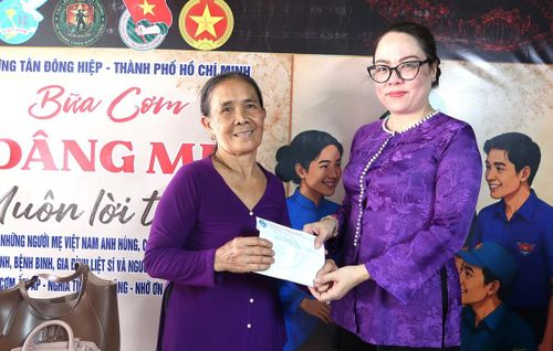 Cô Phạm Thị Hồng, con gái Mẹ Việt Nam anh hùng Phan Thị Cai, nhận quà tri ân do bà Chu Thị Thanh Thủy, Phó Chủ tịch Ủy ban MTTQ Việt Nam phường, Chủ tịch Hội LHPN phường Tân Đông Hiệp (bên phải) trao tặng. 