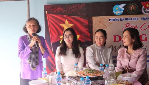 Cô Nguyễn Thị Mận, Phó Ban Liên lạc Nữ kháng chiến liên phường Dĩ An, TPHCM (bìa trái), phát biểu tại chương trình. 