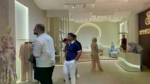 Khách tham quan khu trưng bày sản phẩm may mặc tại triển lãm Nas Tex 2026 ở khu hội chợ Damascus