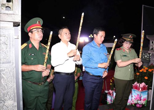 Dâng hương các Anh hùng liệt sĩ.