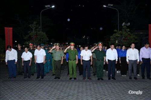 Đoàn đại biểu dành phút mặc niệm tưởng nhớ các Anh hùng liệt sĩ.