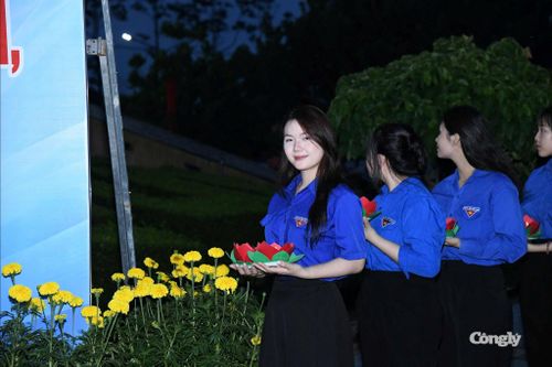 Thắp nến tri ân các Anh hùng liệt sĩ.