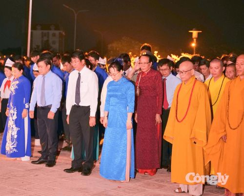 Các đại biểu dành phút mặc niệm tri ân các Anh hùng liệt sĩ.
