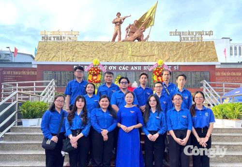 Đoàn viên, thanh niên phường Phú Lợi dâng hương, tri ân các Anh hùng liệt sĩ tại Tượng đài Chiến thắng Tiểu đoàn Phú Lợi.