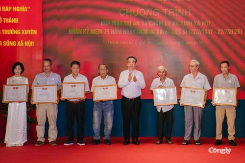 Khen thưởng tập thể, cá nhân có nhiều đóng góp cho Chiến dịch 500 ngày đêm tìm kiếm, quy tập và xác định danh tính hài cốt liệt sĩ.