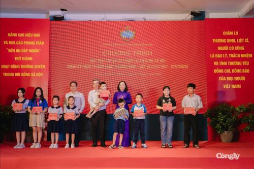 Trao học bổng Nguyễn Hữu Thọ dành cho con em gia đình chính sách.