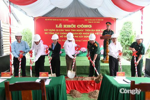 Các đại biểu thực hiện nghi thức khởi công.